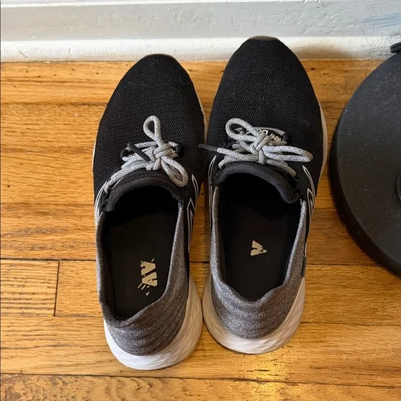 New Balance Women’s ROAV Black & Gray Fresh Foam Running Shoes - Picture 2 of 7